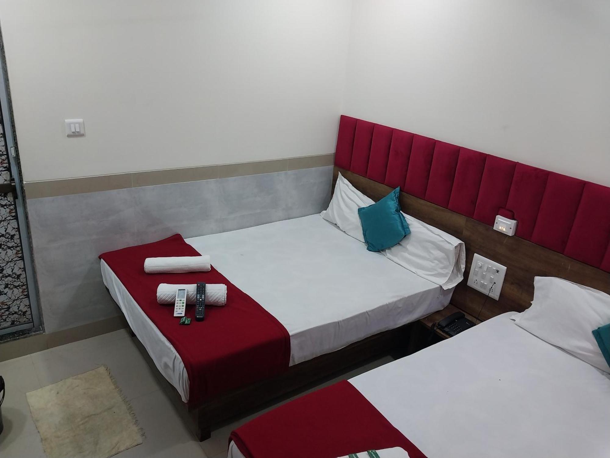 מומביי Hotel New Balaji Residency מראה חיצוני תמונה